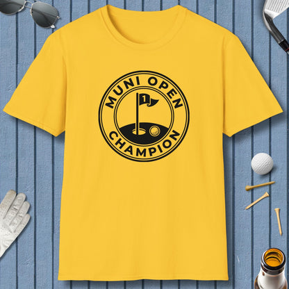MUNI OPEN CHAMPION - MUNICIPAL GOLF COURSE T-SHIRT in Daisy